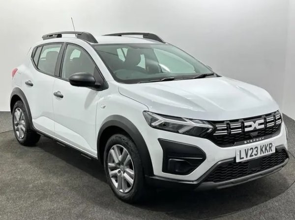 Най-добрият достъпен семеен автомобил втора ръка

Dacia Sandero дълго време беше най-продаваният автомобил в Европа. Румънците започнаха като марка, която се стреми да се конкурира с най-добрите, но реалистичният ѝ подход печели фенове по целия континент. 

